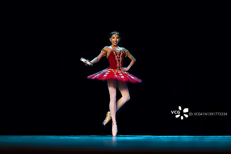 年轻女孩在舞台上跳《爱斯梅拉达》芭蕾舞图片素材