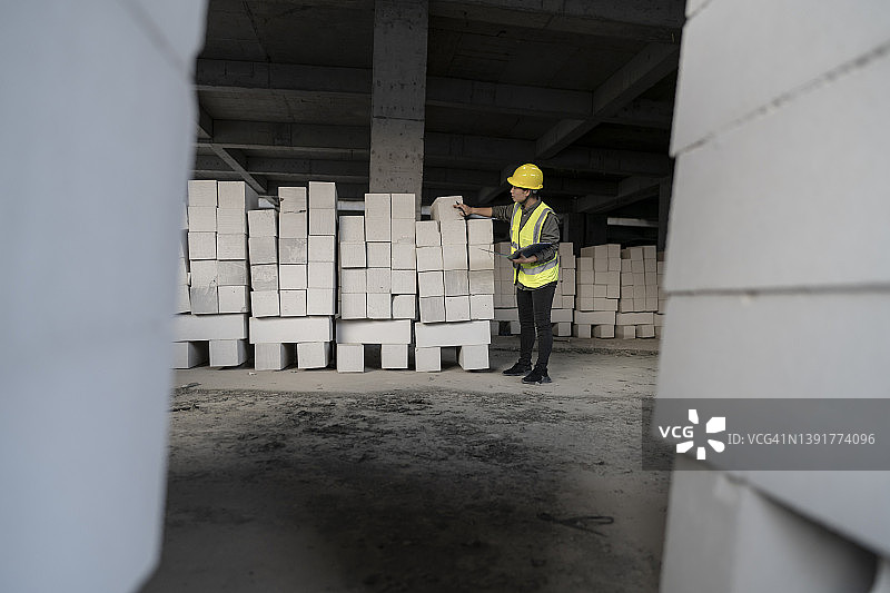 一位亚洲女工程师在建筑工地检查建筑质量图片素材