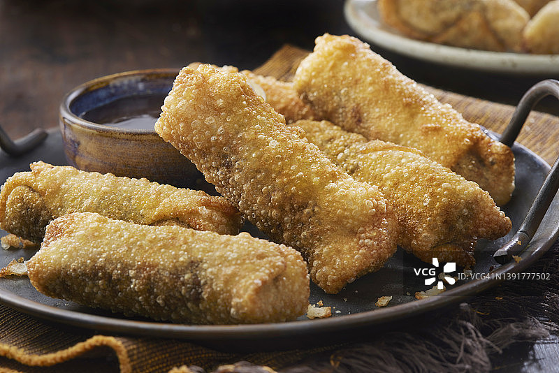 三重巧克力芝士蛋糕春卷图片素材