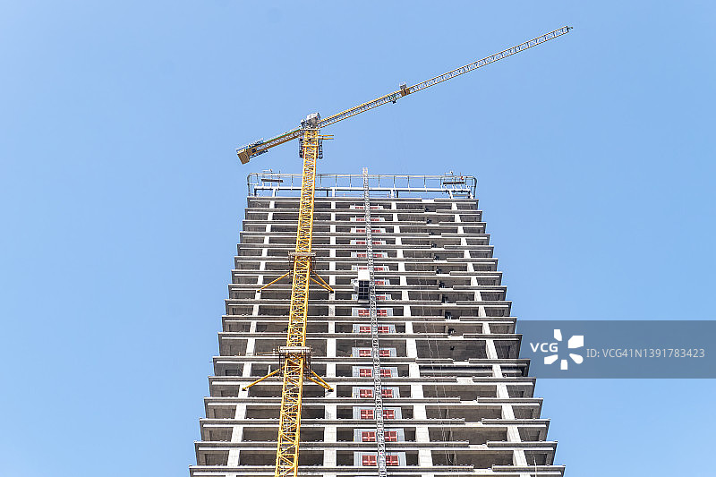 建筑中高层建筑上的起重机图片素材