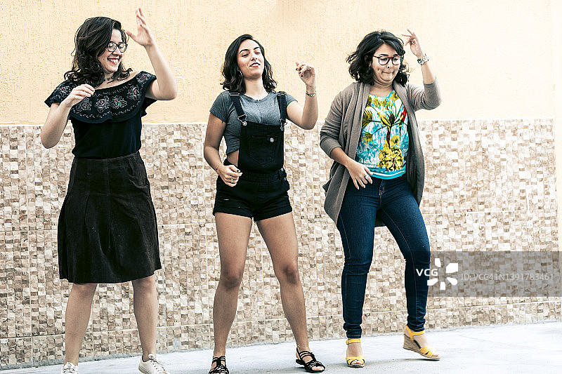 女孩们在派对上跳舞，玩得很开心图片素材