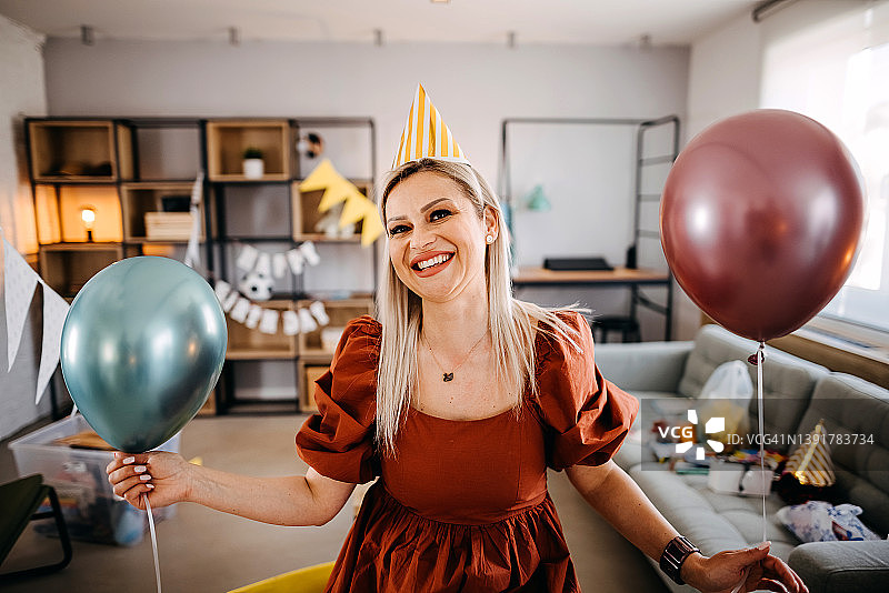 拿着生日气球的女人图片素材