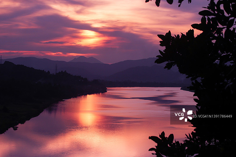 香江日落时分的紫色天空下的山脉图片素材