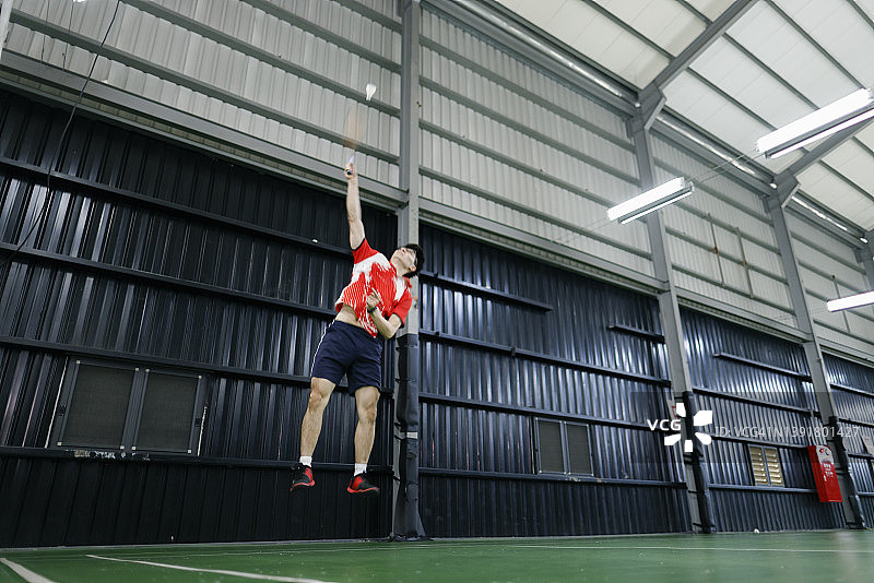 羽毛球比赛中的跳跃扣杀瞬间图片素材