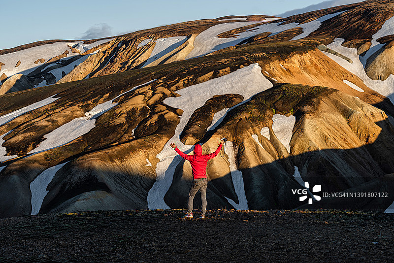 冰岛高地美丽的Landmanalaugar砾石路,欧洲。泥泞崎岖的地形适合极限四驱越野车。Landmanalaugar景观以自然徒步和远足而闻名。图片素材