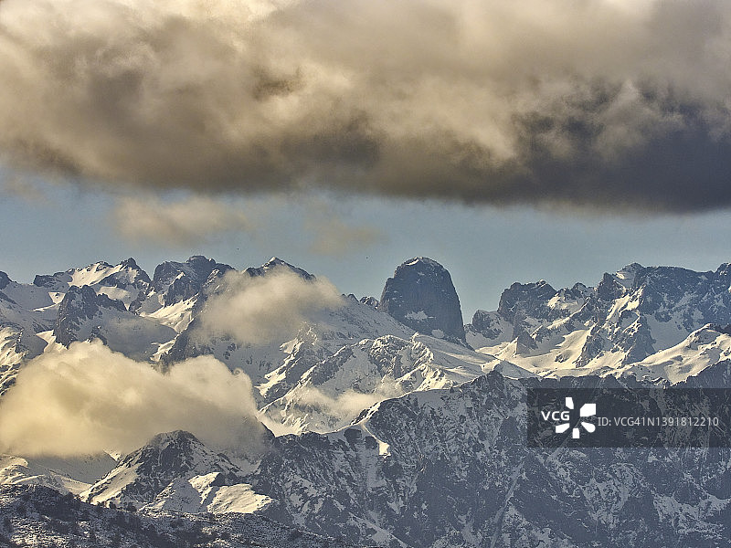 冬季被云层笼罩的欧洲山峰国家公园，布尔内斯橙树的圆形轮廓十分突出图片素材