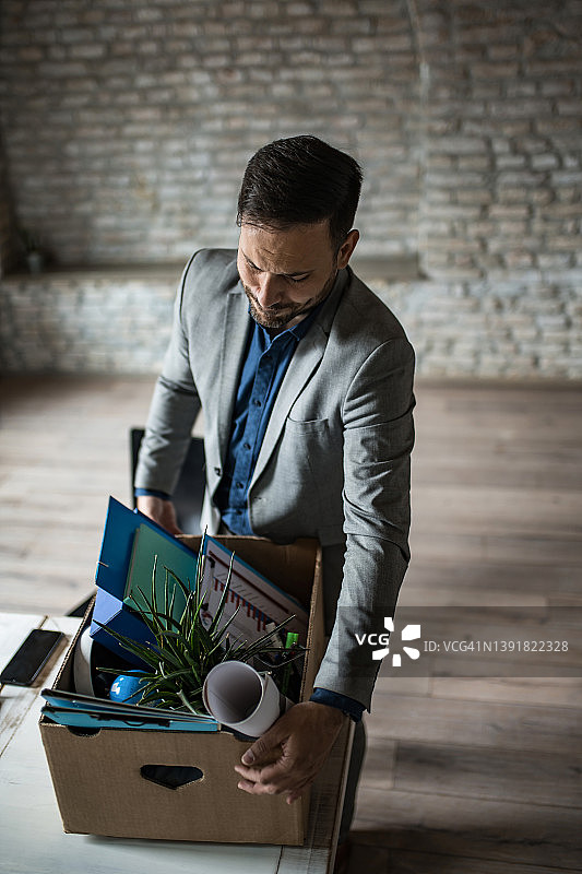 失业后，沮丧的商人离开办公室图片素材