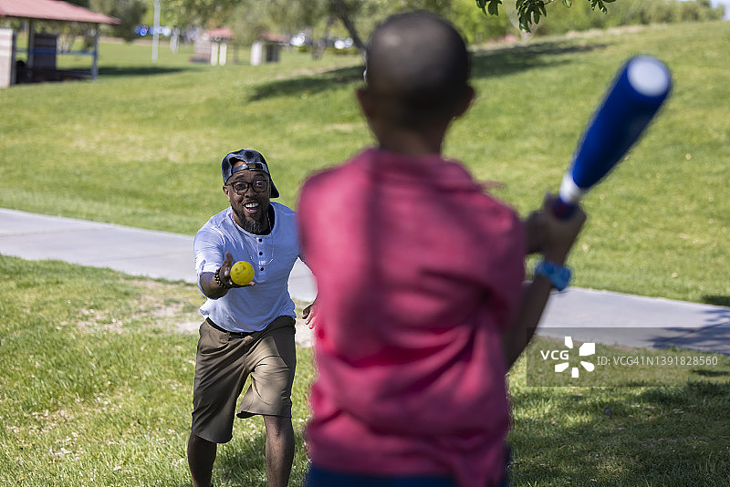 公园里的家庭乐趣图片素材