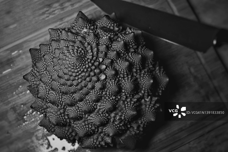 木制砧板上的罗马花椰菜图片素材