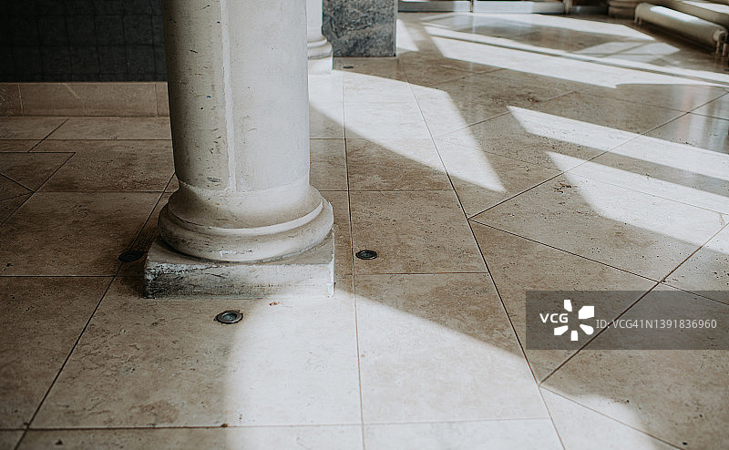 大理石柱和光影图片素材