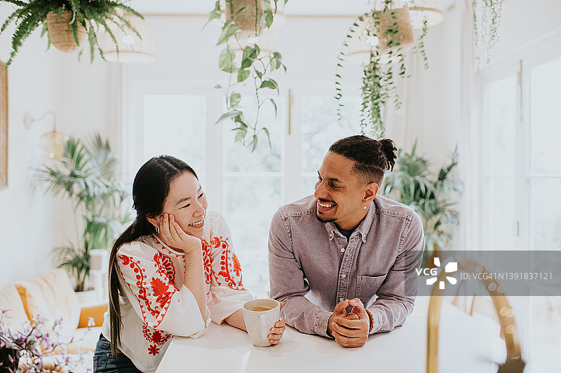 在明亮通风的房间里，靠在白色表面上的男女图片素材