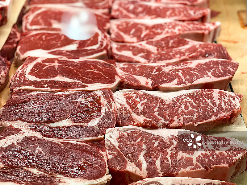 市场上的无骨肋眼牛排和无骨纽约西冷牛排图片素材