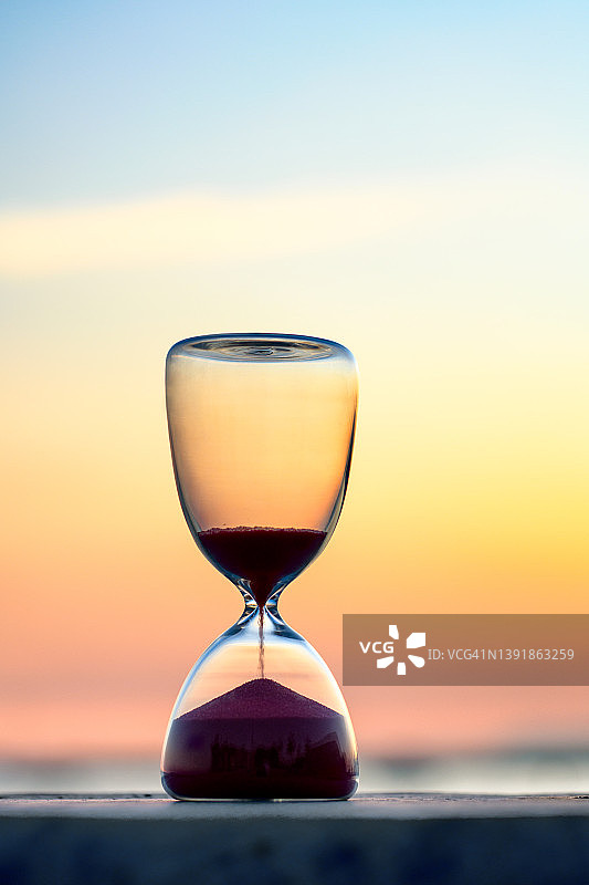 日落时分天空下的沙漏图片素材