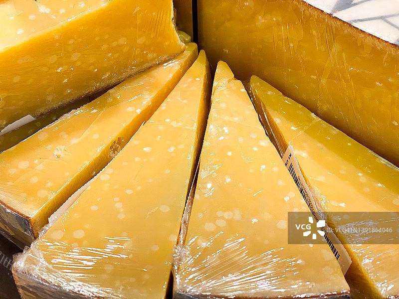 说茄子：市场上切开的美味奶酪图片素材