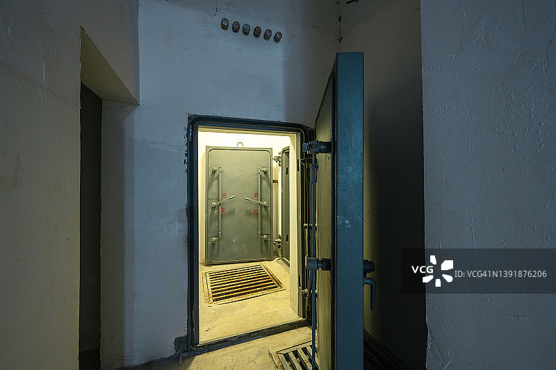 地下室的坚固铁门图片素材