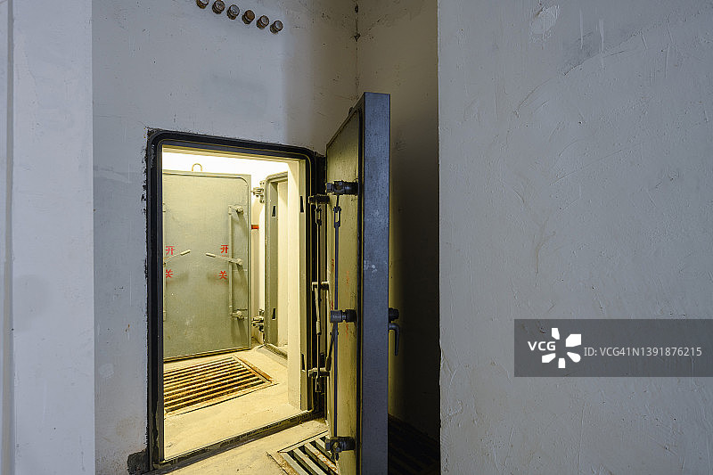地下室的坚固铁门图片素材