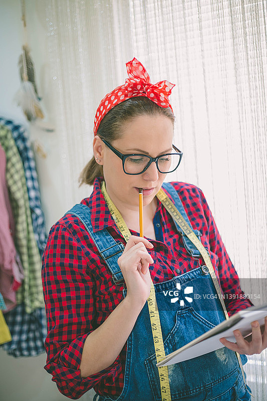 服装工作室里的时装设计师肖像图片素材