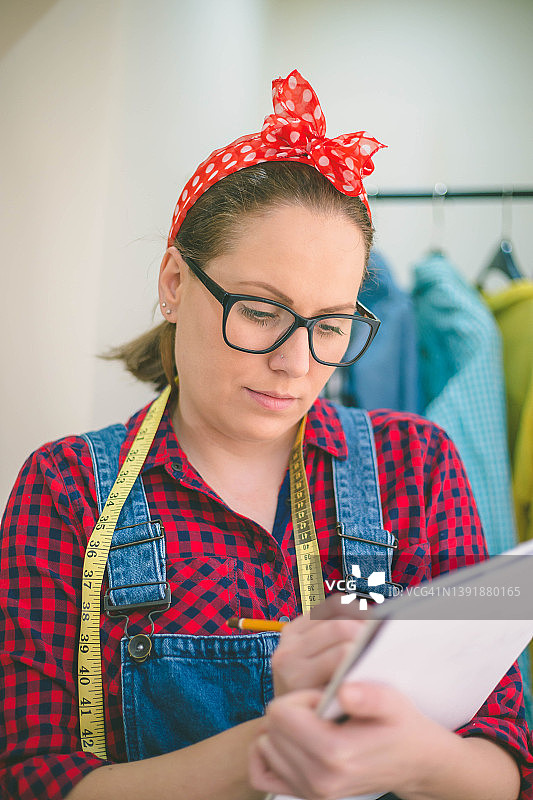 服装工作室里的时装设计师肖像图片素材