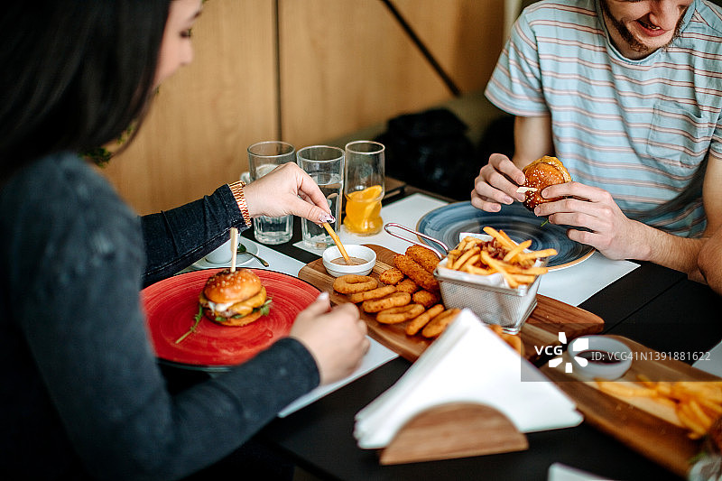 朋友们在餐厅用餐图片素材
