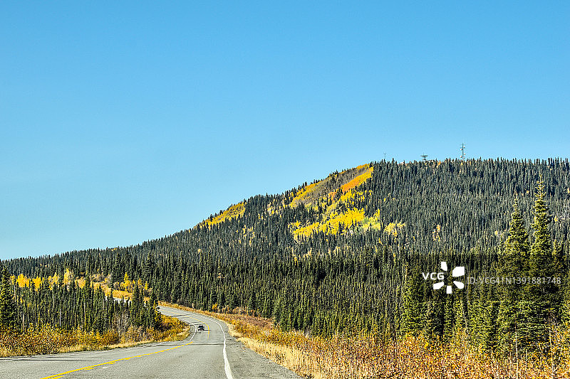 秋季穿越阿拉斯加图片素材