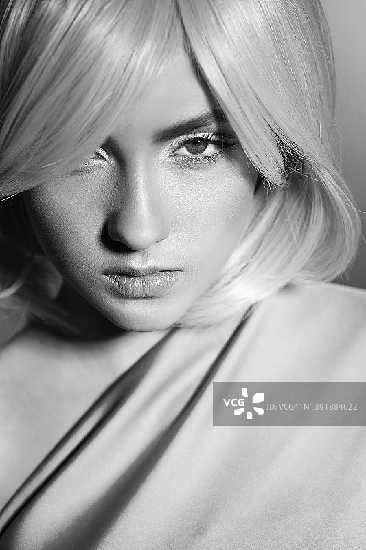 年轻美丽的女人的肖像图片素材