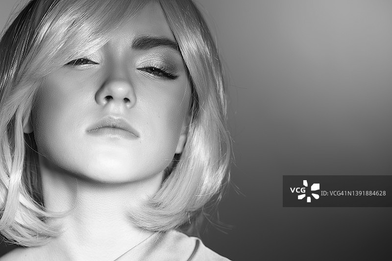 年轻美丽的女人的肖像图片素材