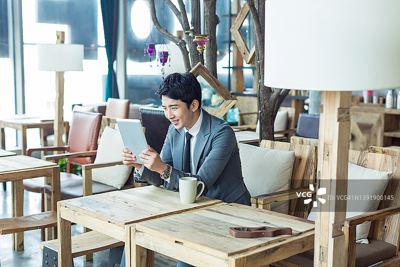 咖啡馆里的中国商人图片素材
