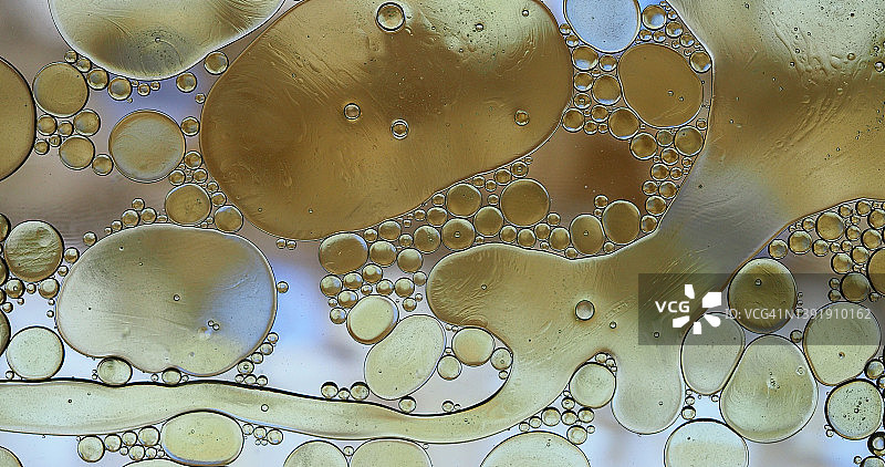 金色背景上的气泡和水滴纹理抽象形状图片素材