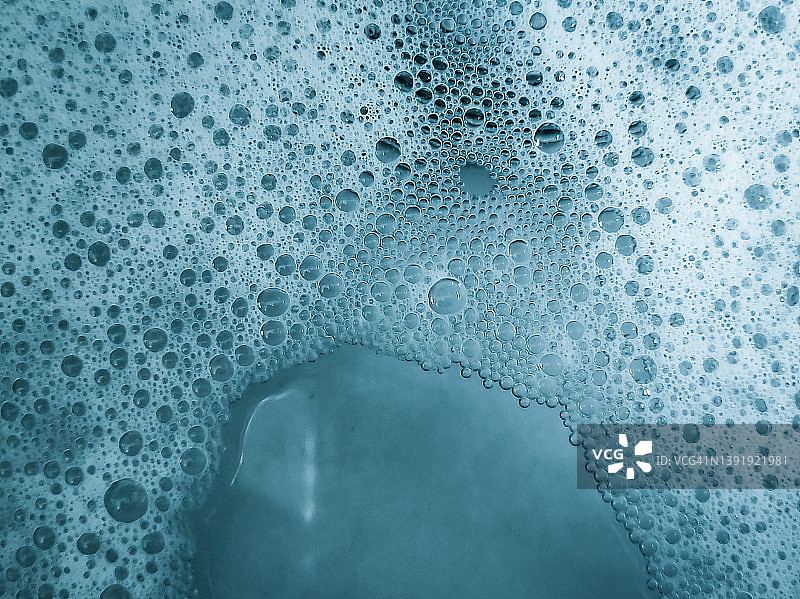 热水浴缸中的水泡图片素材