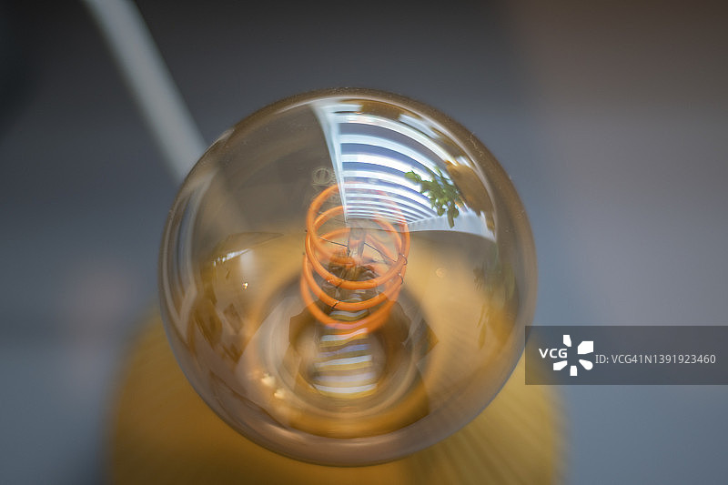 灯泡中的倒影图片素材