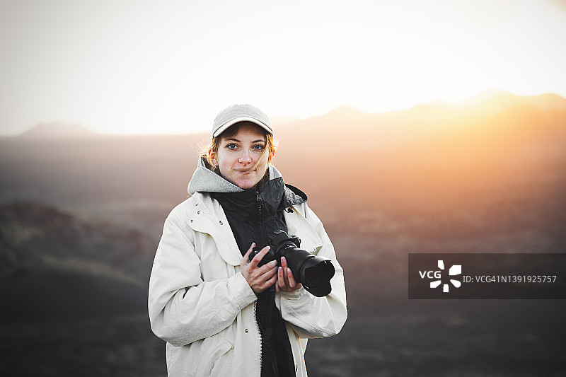 年轻女子在日落时分户外摄影图片素材