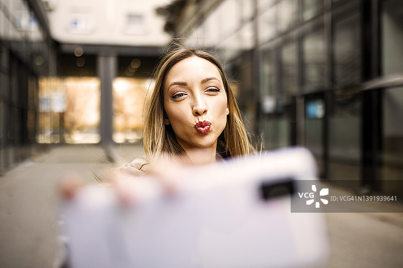 做鬼脸自拍的女商人图片素材