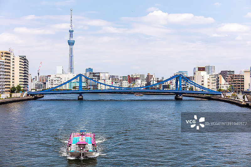 东京晴空塔和隅田川上的游船，日本图片素材