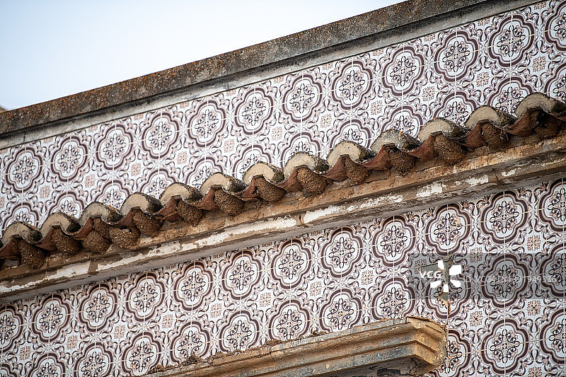 葡萄牙传统瓷砖墙上的燕子窝图片素材