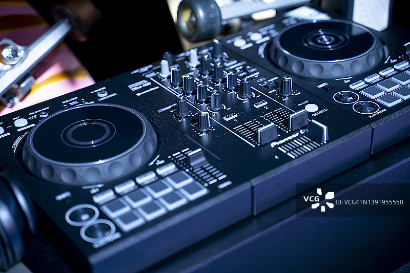 在夜总会中旋转、混合和刮擦的DJ图片素材