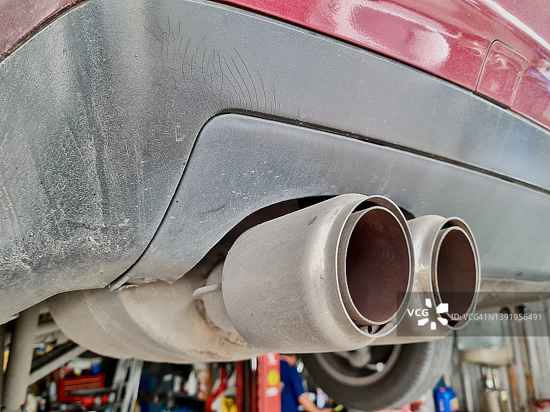 汽车发动机排气管图片素材