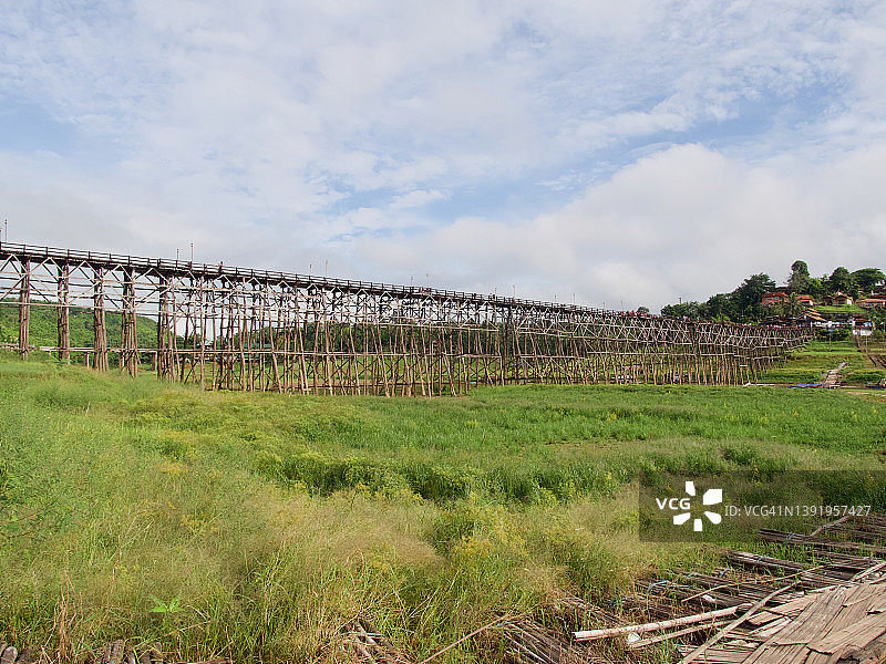 横跨河流的木桥图片素材