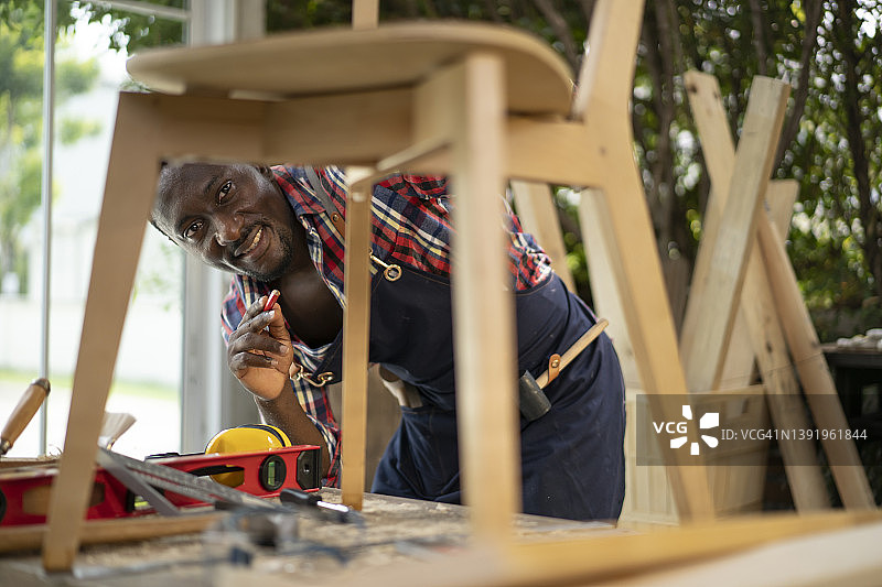 在车间修理椅子中年木匠图片素材