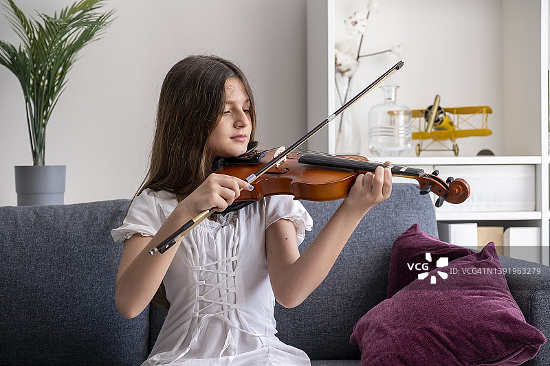 对小提琴充满热情的少女图片素材