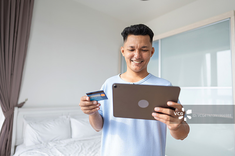 使用设备和银行卡在线购物图片素材