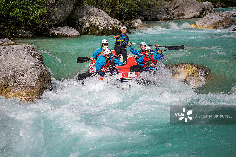 在激流中表达肾上腺素飙升的情绪图片素材
