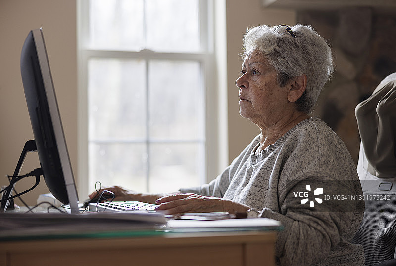 在家办公的银发年长女性图片素材