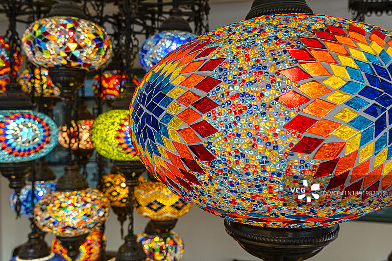 传统土耳其或摩洛哥马赛克灯图片素材