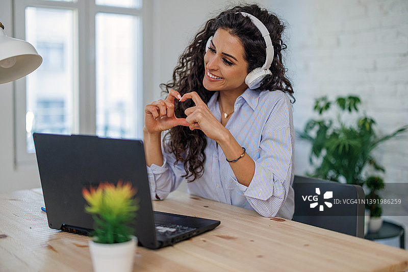 博主与在线订阅者交流，直播，视频聊天并展示心形图片素材