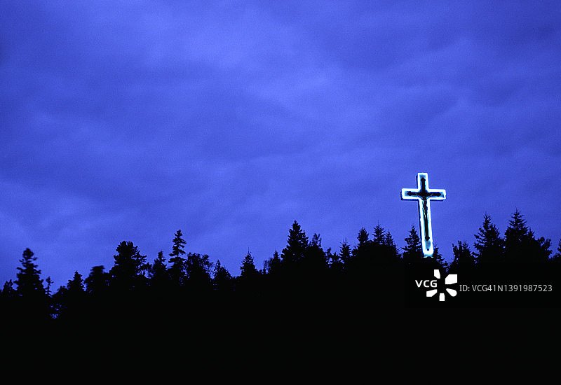 山坡上的霓虹宗教十字架图片素材