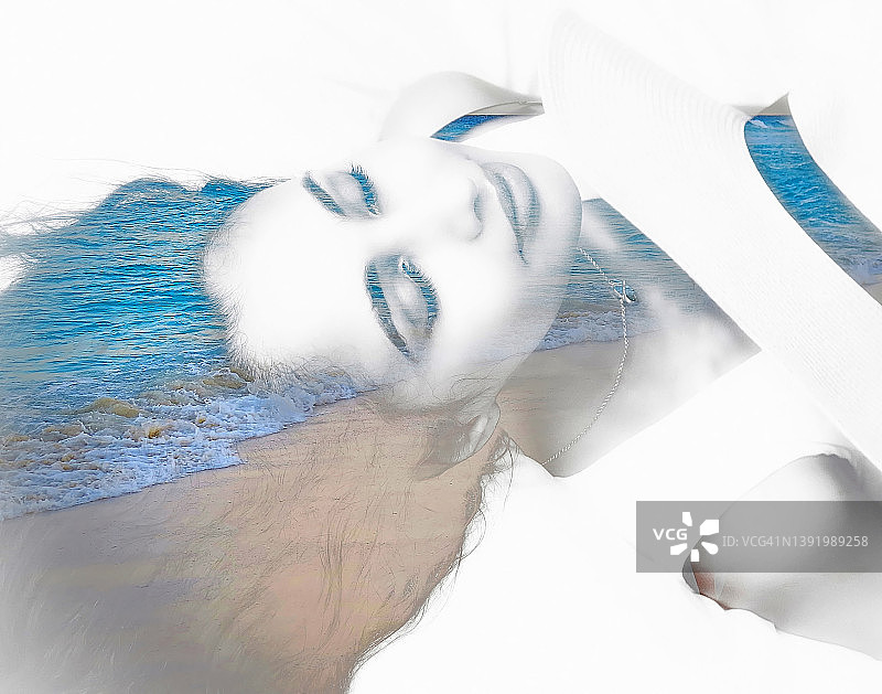 美丽女人躺着梦想着海滩假期图片素材