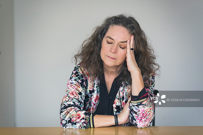 沮丧或不适的中年漂亮女人图片素材