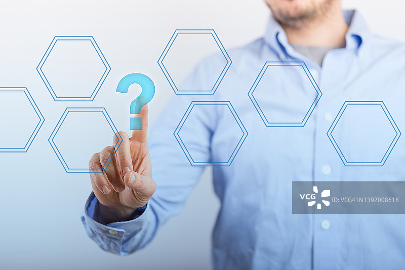 点击带有问号屏幕的商人图片素材