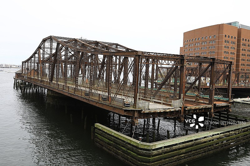 河流上的摇摆桥图片素材