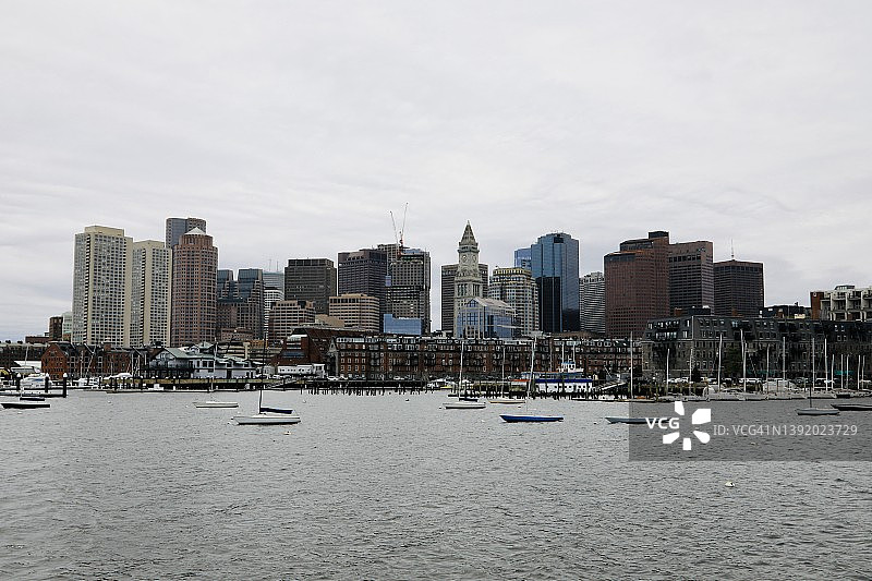 从海港眺望波士顿城市图片素材
